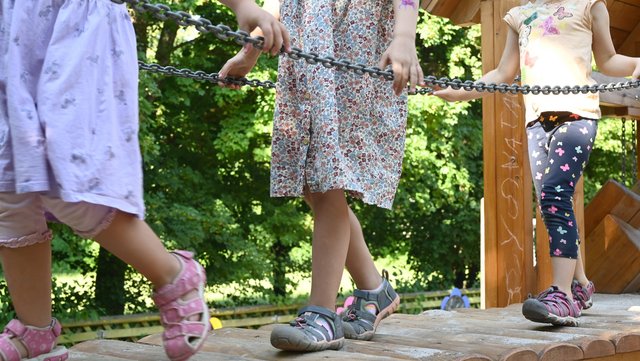 Kinder spielen auf einem Klettergerüst